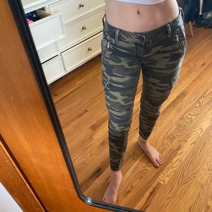 Camouflage cargo skinny pants